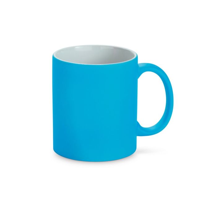 Taza de colores con pizarra y colores neón color azul claro